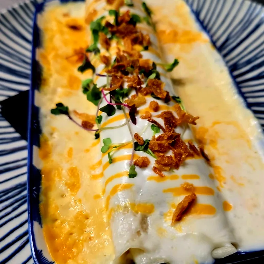 CANELÓN XL DE ESPINACAS, QUESO RICOTTA, PIÑONES