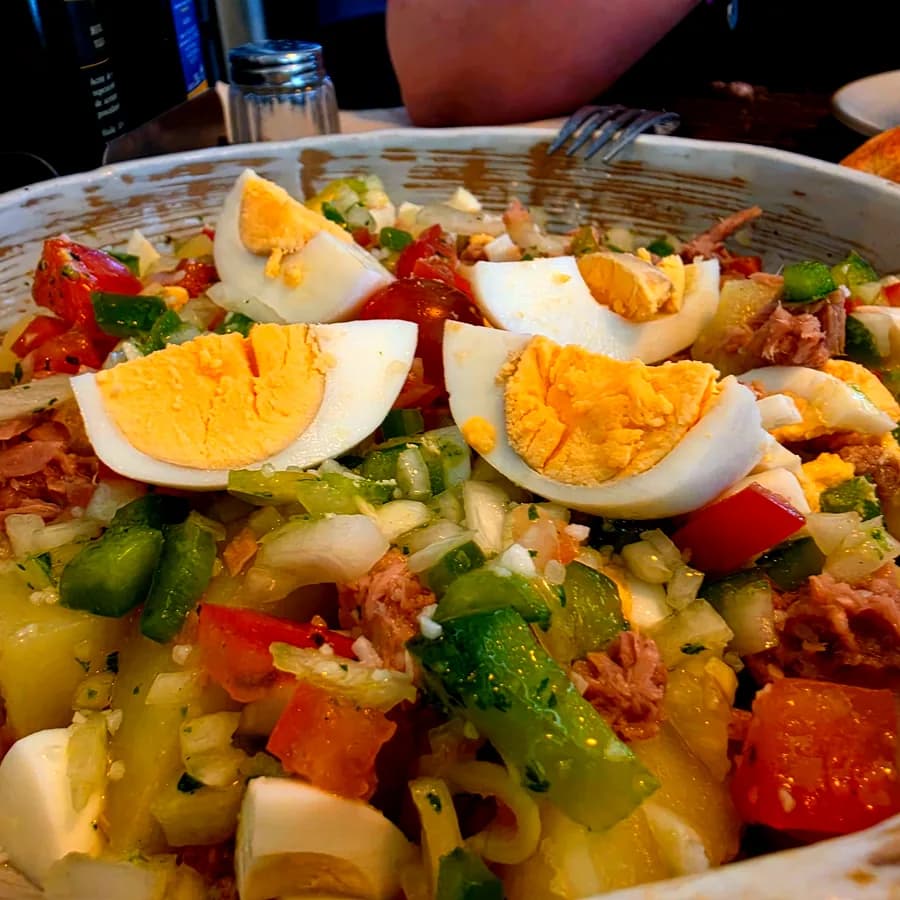PATATAS ALIÑADAS CON HUEVO Y ATÚN